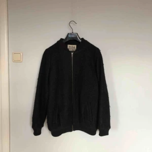  - Svart oversizad bomberjacka från twist & tango. Passar XS-M beroende på hur man vill att den ska sitta.   Köparen betalar frakt, alt upphämtning i Gävle eller Uppsala! 