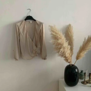  - Superfin omlott blus från hm. Storlek 36. 