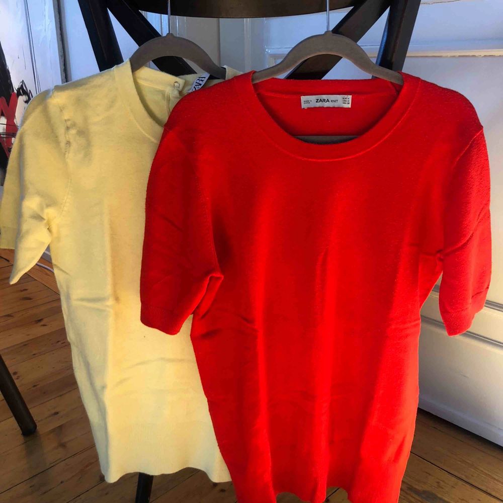 En gul och en röd tröja från zara - nypris ca 200 kr st  Röd - storlek m Gul- storlek s. Huvtröjor & Träningströjor.