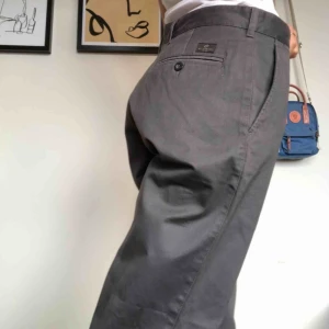  - Coolaste mörkgråa ”chinos” liknande byxan, köpt second hand. Tyvärr lite stora för mig, och har vanligtvis 38/40, men funkar med skärp