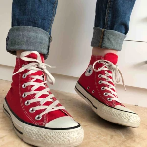 Converse - Snygga röda Converse. Använda ett fåtal gånger, så nästan nyskick! Buda på!