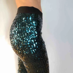  - Gröna paljettbyxor från by malene birger. Använda en gång, fint skick. Normala i storleken men är stretchiga så kan nog passa närliggande storlekar. Säljes pga kommer inte till användning.   Köparen betalar frakt, alt upphämtning i Gävle eller Uppsala! 