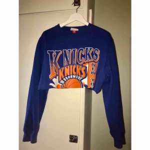  - croppad sweat inköpt på beyond retro   storlek M  40kr frakt 