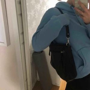 Läderväska  - Söt läderväska med fransar på. Det tillhörde ett längre band som har gått sönder och saknas en del på dragkedjan, men funkar som vanligt ändå. Annars i fint skick. Finns flera fickor och kan skicka fler bilder vid intresse. Kan mötas i göteborg annars står köparen för frakt💓