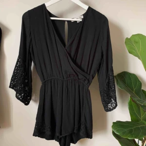  - Playsuit, svart. Jättefin, med coola ärmar, säljer då den tyvärr blivit för liten! Fin kvalitet och använd bara ett fåtal gånger.  Kan mötas upp i Lund eller posta för 59kr :)  Skriv bara om du har några frågor <3