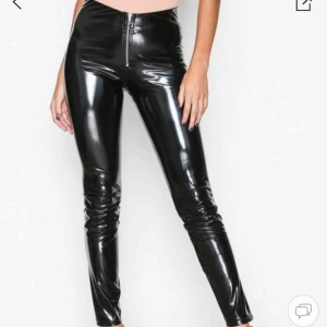  - Vinylbyxor från Nelly, nästan aldrig använda. Frakt tillkommer