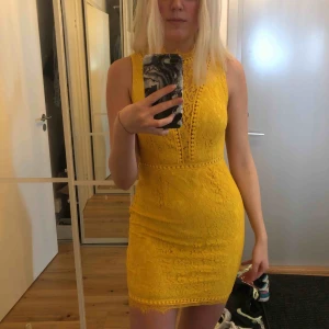 - Superfin klänning från prettylittlething. Köpte i somras men aldrig använt. Jättefin i ryggen och formar kroppen bra