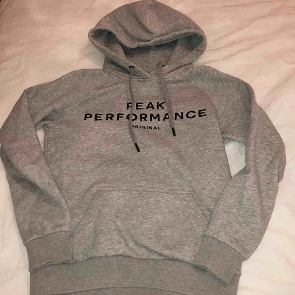 grå Peak performance hoodie  storlek Xs  Knappt använd  Nypris- 900kr jag säljer för 700kr. Hoodies.