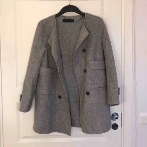  - Grå kappa ifrån Zara!! Passar både för nu våren men den är också tillräckligt varm för vintern. Köparen står för frakten:) 