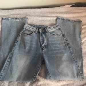  - Populära breda jeans som är vintage. Min mamma köpte de till mig men de var för stora för mig då jag har S ish. Aldrig använda. Buda!!!✨