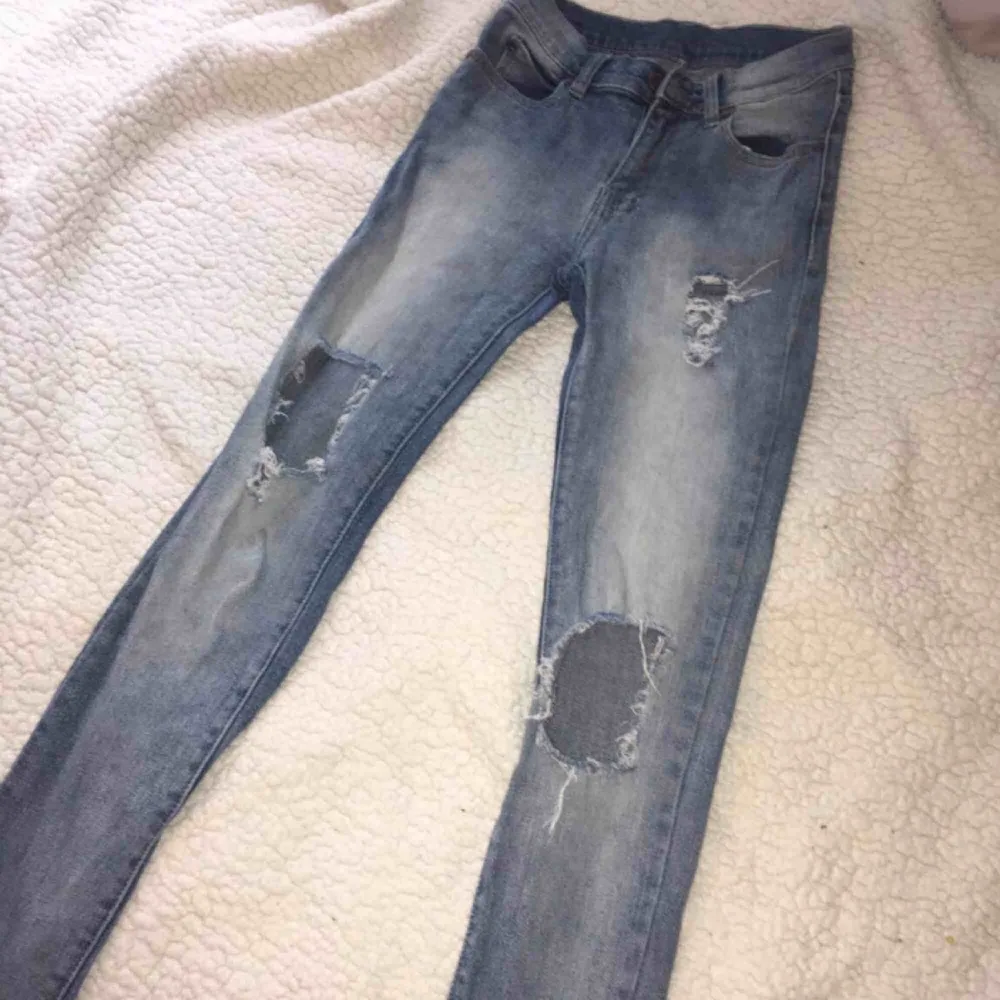 uperfina och sköna Jeans i fint skick! Tighta Jeans i storlek XS/SMALL. Säljes då dom inte kommer till användning pga för små för mig.  • Köparen står för frakt! Storlek XS/SMALL.. Jeans & Byxor.