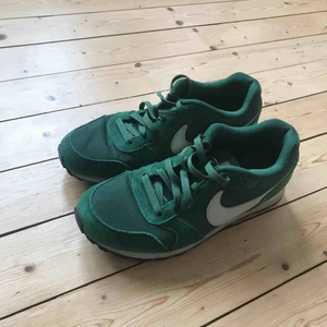  - Snygga mörkgröna Nike i använt skick!   Köparen betalar frakt!   Hör av dig om du har några fler frågor!   Kram!! 