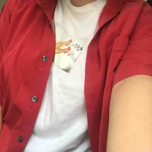  - vit oversized t-shirt från märket stay. fett coolt tryck på och inte särskilt genomskinlig <3