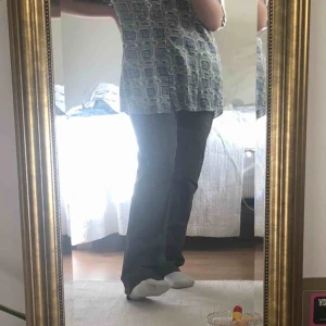 - ett par grön/bruna byxor från zara man, sitter jättenajs och är fett sköna, säljer för att ja ba inte använder dem så ofta. Jag är 153 och har oftast m i byxor :)