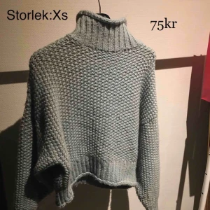  - Stickad grön mysig tröja som absolut inte är stickig.