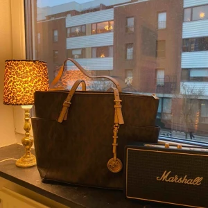 Michael kors - Säljer min äkta Michael Kors väska!! Väl använd, men i super fint skick. Liten fläck inuti väskan (se bild 3). Köparen står för frakten, kan även mötas upp i Malmö City. 