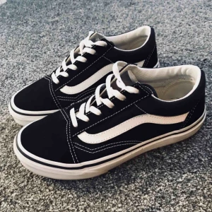 - Svarta Vans old skool i nyskick! Endast använda vid ett tillfälle förra sommaren då de tyvärr är lite små för mig. 