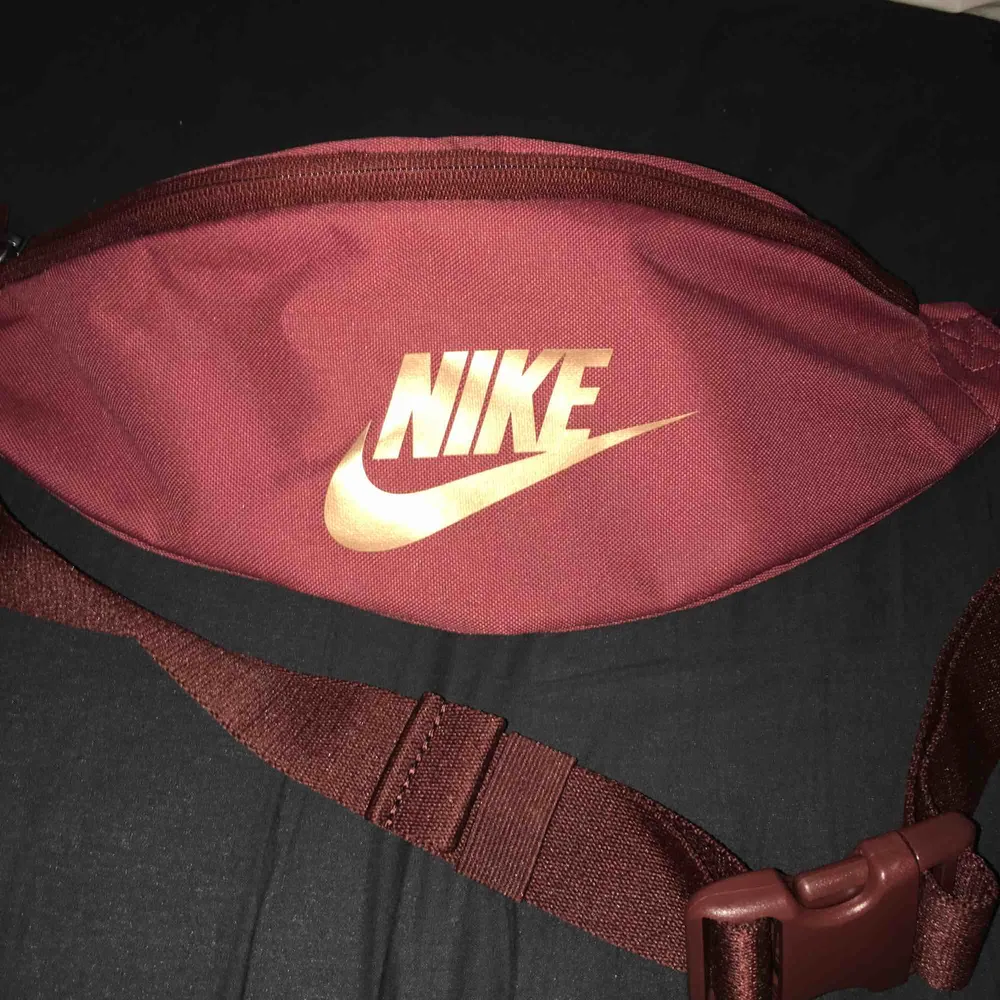Nike magväska med tre olika förvarings fack. Justerbart band! Använd 2 gånger. . Väskor.