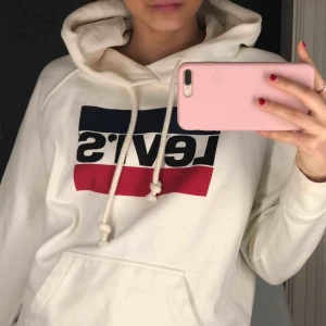  - Vit levi’s hoodie, aldrig använt, stl M men sitter som en S, 59kr frakt (står ej för postens slarv)