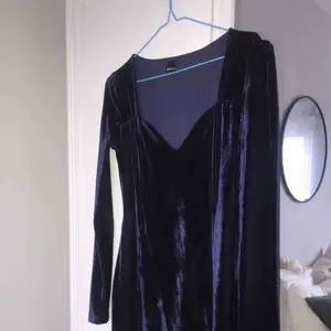 En superfin kort och tight klänning i mörkblå sammet! Storlek S från Gina Tricot, endast använd en gång! 💕  Köparen betalar frakt!