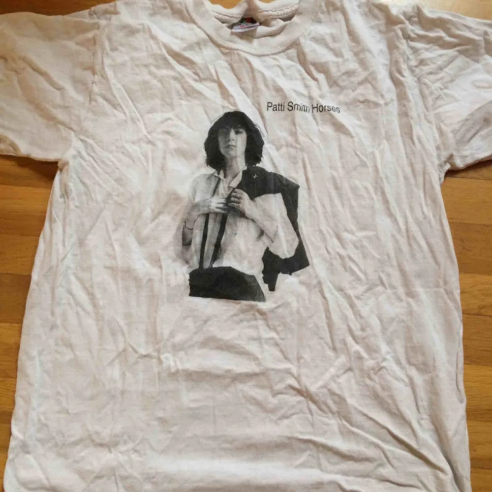 Nytvättad o därmed skrynklig Patti Smith tshirt i stl M. Fint skick. Frakt: 42 kr. T-shirts.