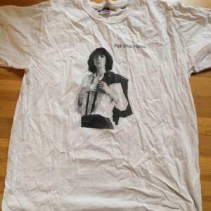 Nytvättad o därmed skrynklig Patti Smith tshirt i stl M. Fint skick. Frakt: 42 kr