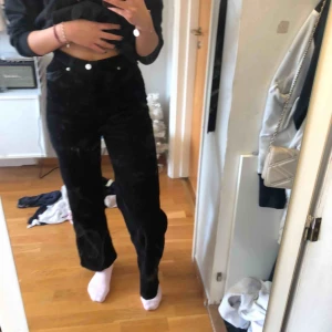  - Svarta Manchesterbyxor från Monki i storlek 38. Säljer dom pga att jag inte riktigt har storlek 38 och därför inte fyller ut byxorna. Använda en gång och i ett väldigt bra skick!
