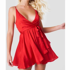 Röd klänning NAKD  - Så fin klänning från Linn Ahlborgs kollektion med NAKD 😍 Storlek 32, men passar även 34. Älskar denna men kommer inte till användning då den är för liten för mig över bysten (65F). Hör av er vid intresse! 🥰