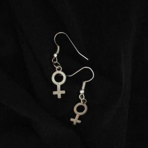  - Egentillverkade örhängen med kvinnotecknet/venus. Material inköpt som nickelfritt men ej testat själv med nickeltest. Frakt: 11 kr Skriv vid frågor eller intresse! 😊