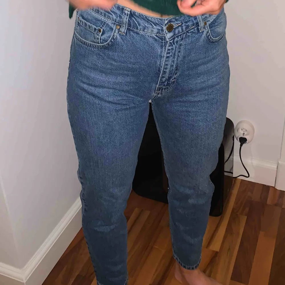 Nly mom jeans i storlek 29. Jeans & Byxor.