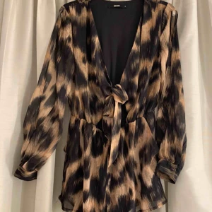  - Playsuit i nytt skick, endast testad. Snörning vid bysten och shorts, strl s 