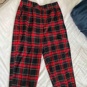  - Rutiga byxor från bershka. Aldrig använda. Vid frakt står köparen för fraktkostnaden.