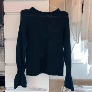  - Stickad tröja från Gina Tricot, mörk grön färg. Frakt tillkommer 30kr.