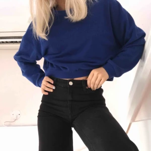  - Tjocktröja i mörk blå från hm 