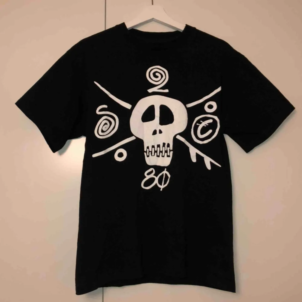 Stussy t shirt med tryck. Säljer för att den ej passar, fraktas eller möts upp i Stockholm:)). T-shirts.