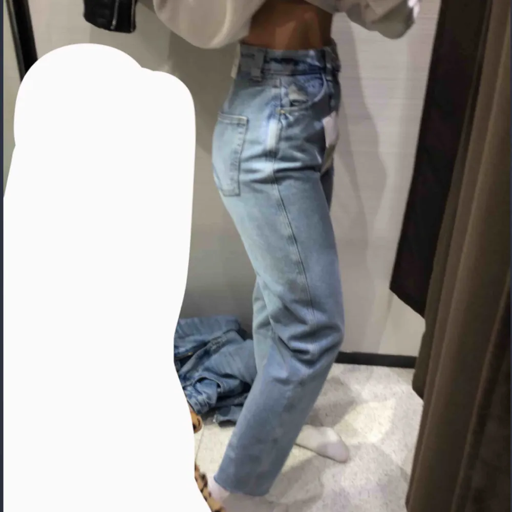 Heeeelt nya oanvända jeans från zara, redan tagit bort alla lappar o slängt kvitto så kan inte lämna tbx, klippt en snygg slits i ena benet längst ner (bild tre), är runt 160!🌟. Jeans & Byxor.