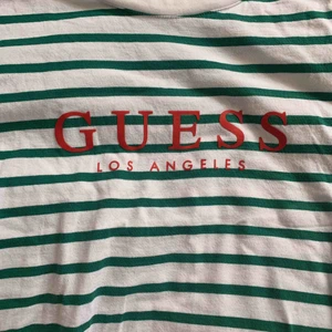  - Skiiit snygg slutsåld randig guess t shirt!!