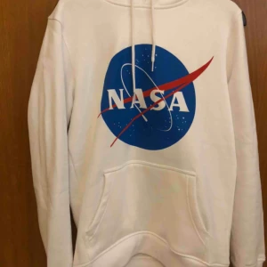  - Nasa hoodie. Använd 1 gång. Bra skick. För liten för mig som är M. Killstorlek i vanliga fall men funkar för tjejer med. Är du en S i vanliga fall så passar nog denna bra. 
