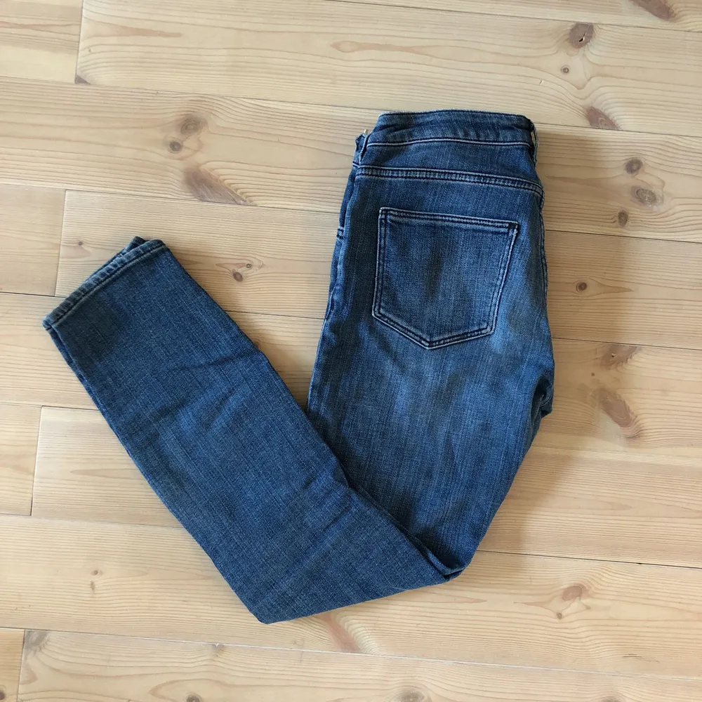 Skinny-jeans i blått, croppade!. Jeans & Byxor.