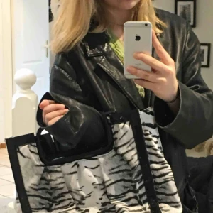  - Väääldigt rymlig väska köpt på second hand!🥰 frakt ingår ej i priset