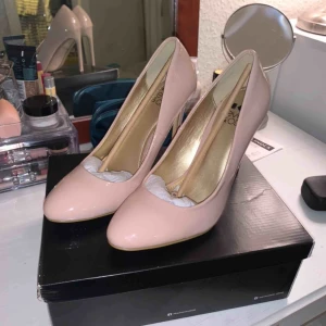  - Helt oanvända klackar köpta på Zalando stl 39. Om det är frågor är det bara att skriva!:))) Frakt inkluderad i priset