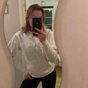  - Jättefin och skön vit Hoodie från collusion!! Frakt ingår ej
