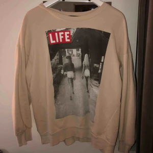 Sweatshirt med tryck - Säljer denna skit snygga sweatshirt som endast är använd 1 gång då beige inte är min färg tyvärr, 140 ink frakt