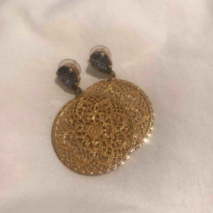 Caroline swedblom - Dessa fina Caroline Svedblom örhängerna säljer jag nu då jag inte har fått så mycket användning för dem, de är använda Max 2 gånger och är i väldigt bra skick 