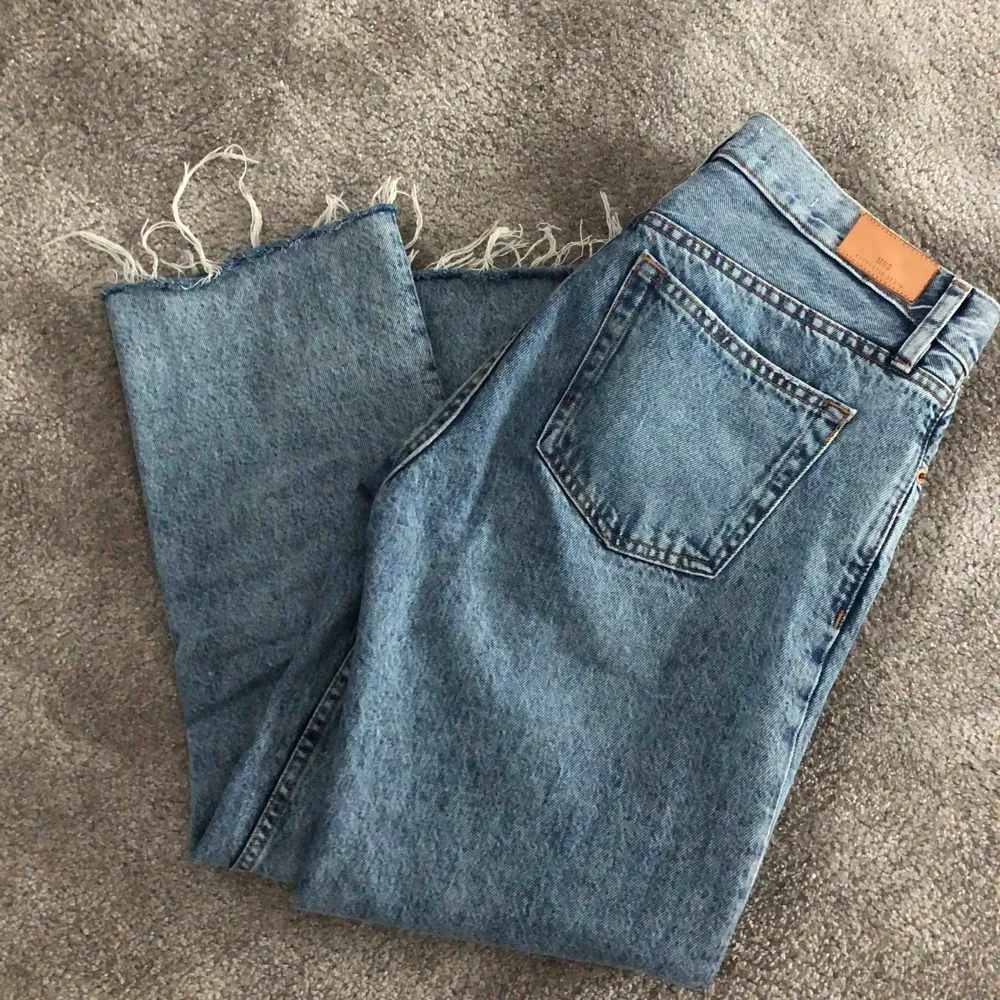 blå jeans från mango med slitningar ned till💞💞💘 köpte i somras men i väldigt fint skick då de nästan aldrig kom till användning . Jeans & Byxor.