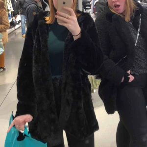  - Svart pälsjacka/kappa med mysig luva från junkyard! Använd en gång alltså i bra skick. Skriv om du vill ha fler eller närmare bilder