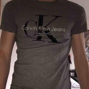Calvin Klein T-shirt. Bra skick  Kan diskutera pris!