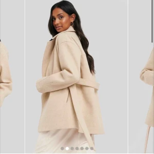 Nakd kappa - Säljer denna slutsålda superfina beiga kappa från Na-kd.  Köpt för nån vecka sen men tycker inte riktigt att den är så fin på mig. Nypris 799 använd 1 gång. 