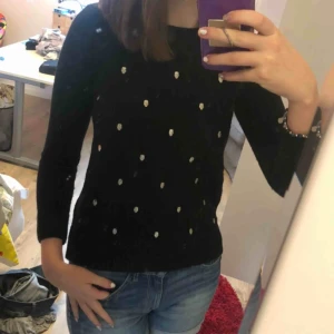  - Häftig svart tröja med dödskalle nitar på. Aldrig använd. 