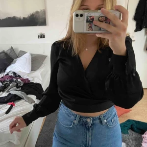  - Svart fest topp från Bikbok, aldrig använd. Dragkedja på sidan av tröjan, tröjan är även crossover. Original pris 300kr. Frakt ej inkluderat